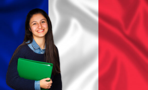 teen student smiling french flag 87414 4204 600x363 1 موسسه مهاجرتی ورسای اقامت تمکن مالی و تحصیلی فرانسه - کانادا